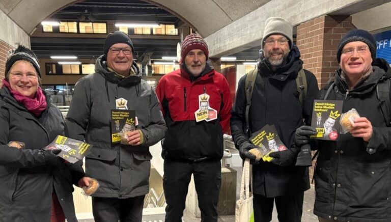 Die SP Münsingen verteilt am Bahnhof Dreikönigskuchen und wirbt gegen die Halbierungsinitiative (Anti-SRG-Initiative)